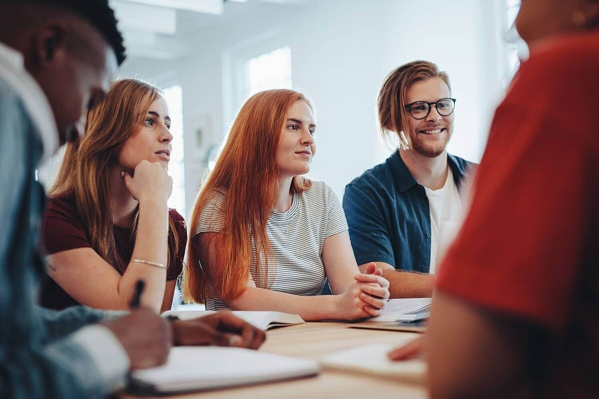 Teilnehmer lernen gemeinsam in einem Anfänger-Spanischkurs in unserer Sprachschule Mainz