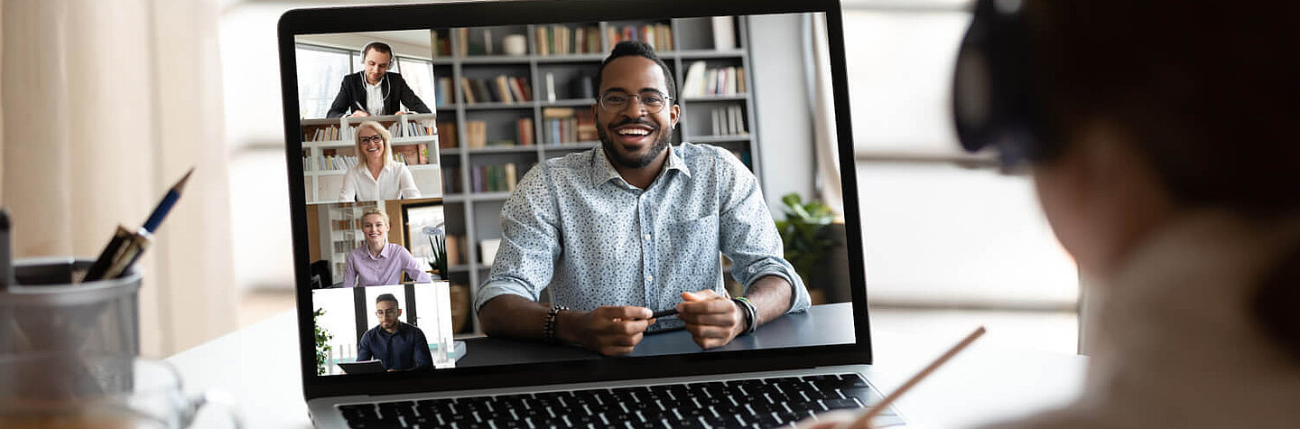 Teilnehmer lernen gemeinsam online bei iQ Lingua