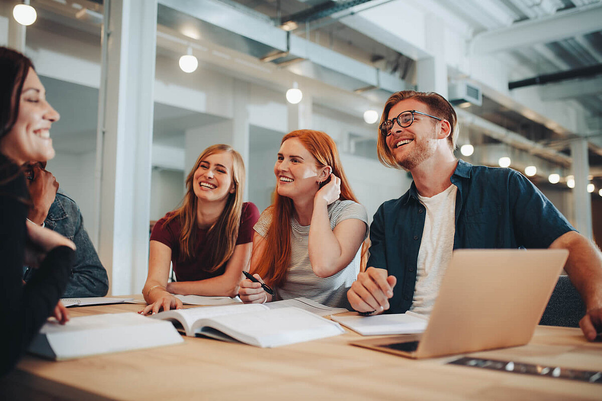 Participants learn together in an advanced Dutch course at our language school in Berlin