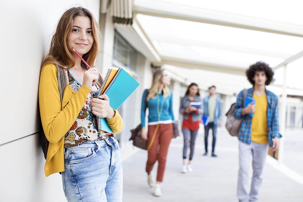 A woman is well integrated into German society and participates in everyday life thanks to a German integration course offered by iQ Lingua Berlin