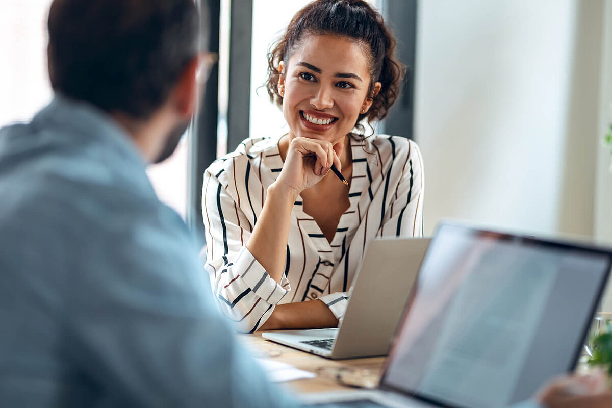 Colleagues at work and colleagues chat while using your French for work from iQ Lingua Munich