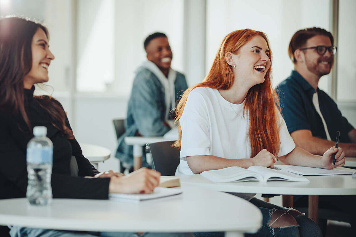 Eine Gruppe lernt gemeinsam im Deutsch-Intensivkurs bei iQ Lingua