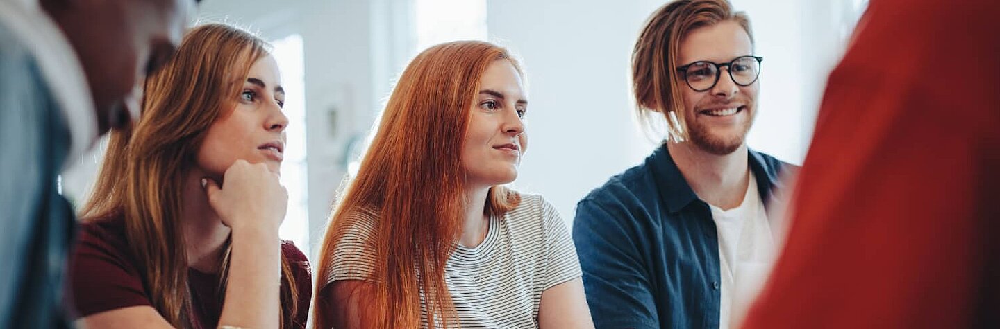 Teilnehmer bestimmen gemeinsam Wortarten durch Übungen von iQ Lingua