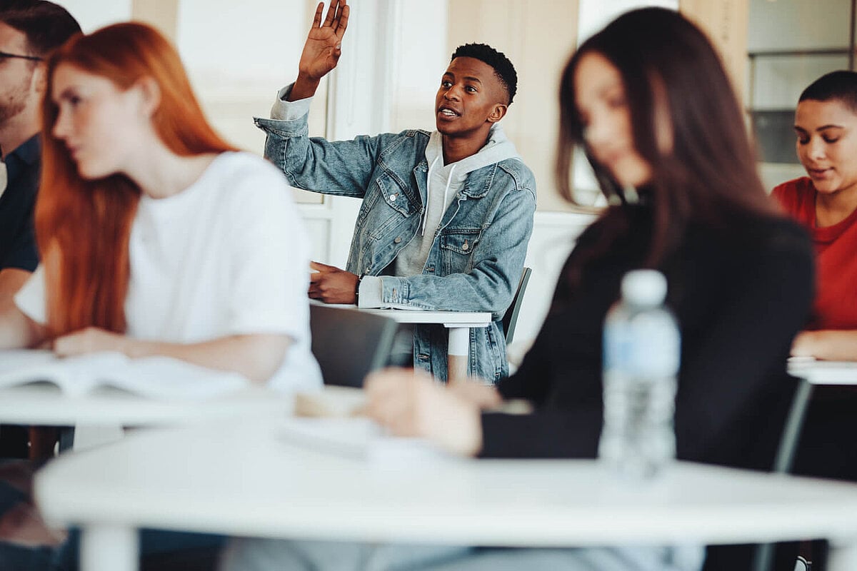 Participants learn together in a B-level German course in Mainz