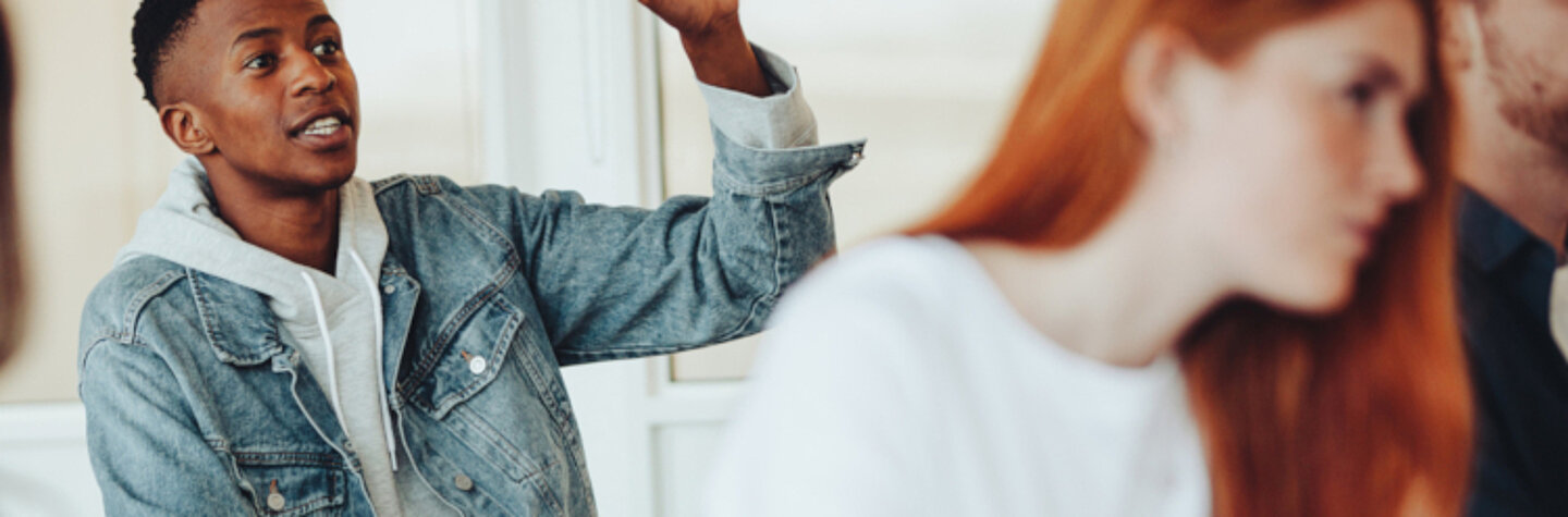 Teilnehmer eines Deutsch-Intensivkurses in München lernen gemeinsam Deutsch