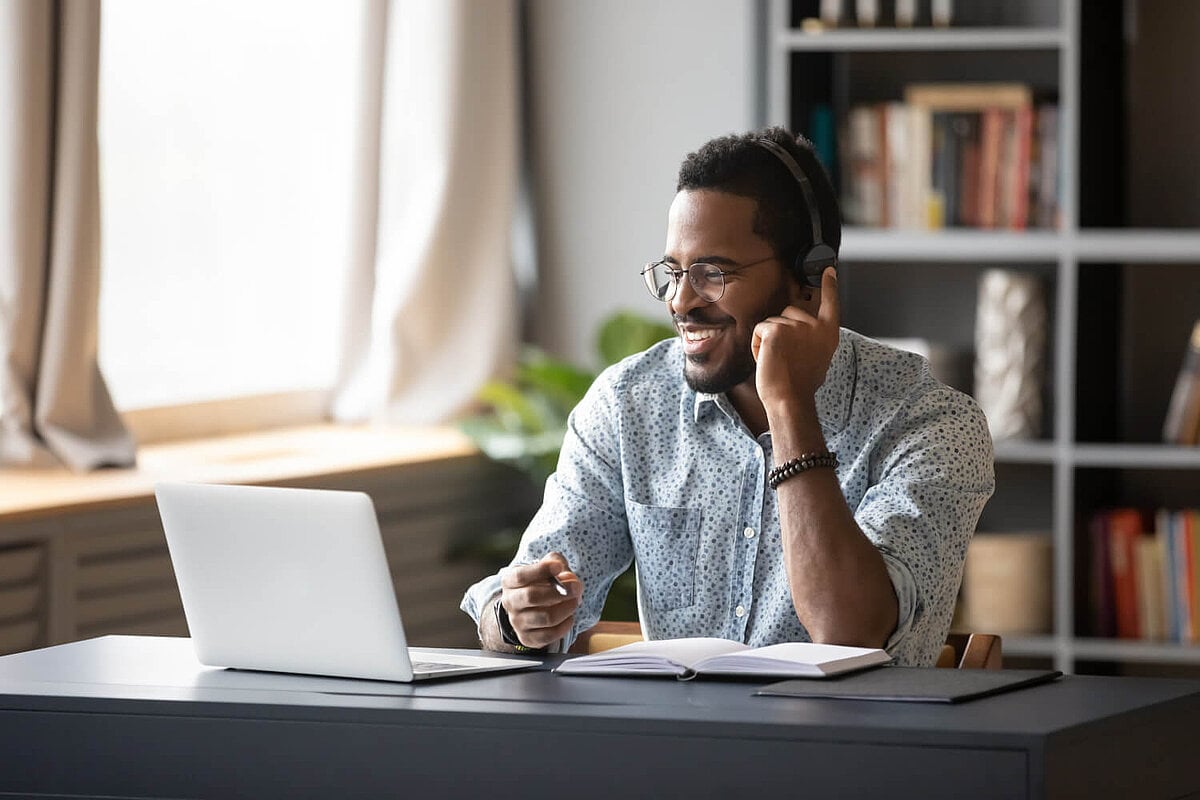 Teilnehmer lernt Online-Englischkurs Englisch online