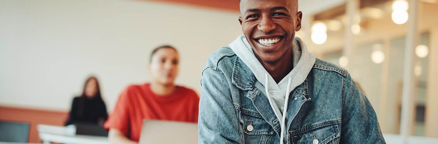 Personen lernen die Groß- und Kleinschreibung mit Übungen von iQ Lingua