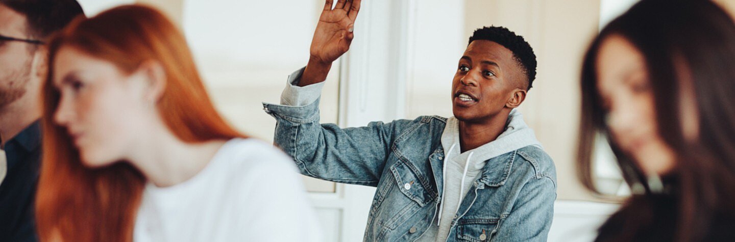 Teilnehmer eines Deutsch-Intensivkurses in München lernen gemeinsam Deutsch