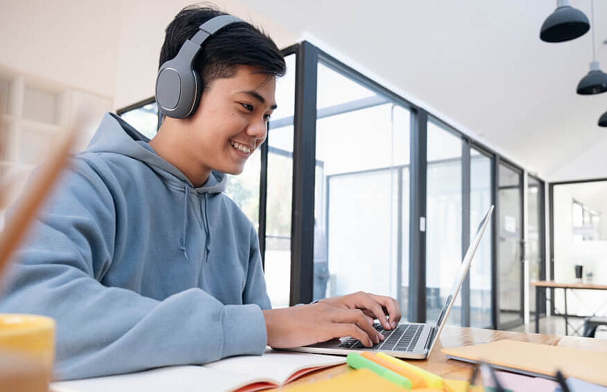 Boy learns German in the online German course for kids and teenagers at iQ