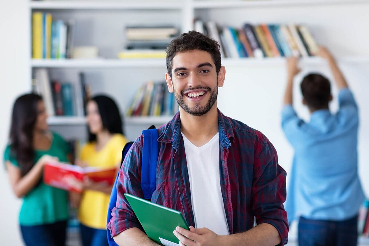 Ein Mann nimmt an einer Deutschzertifikatsprüfung an der Sprachschule Berlin teil