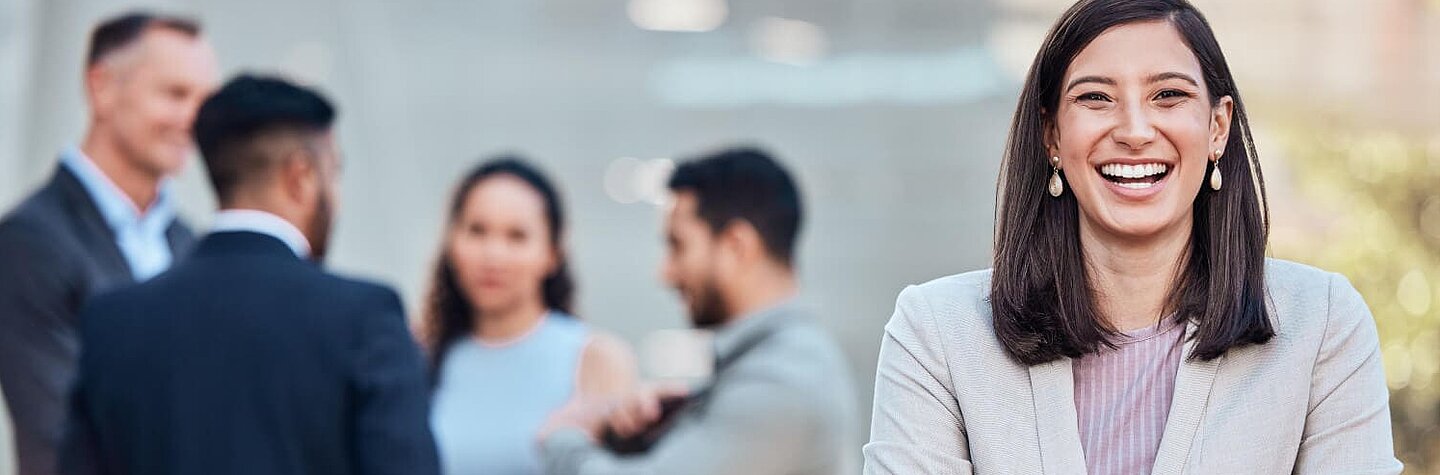 Glückliche Mitarbeiter dank individueller Weiterbildungsmaßnahmen