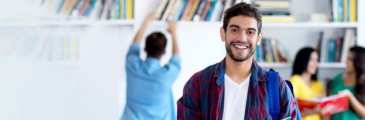 Ein Mann freut sich im Berufssprachkurs (BSK) von iQ Lingua