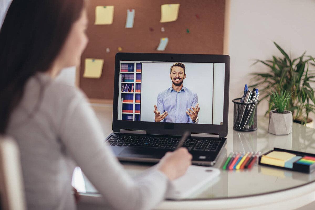 Kız çocuğu iQ Lingua'da çocuklar ve gençler için bire bir online Almanca kursunda Almanca öğreniyor