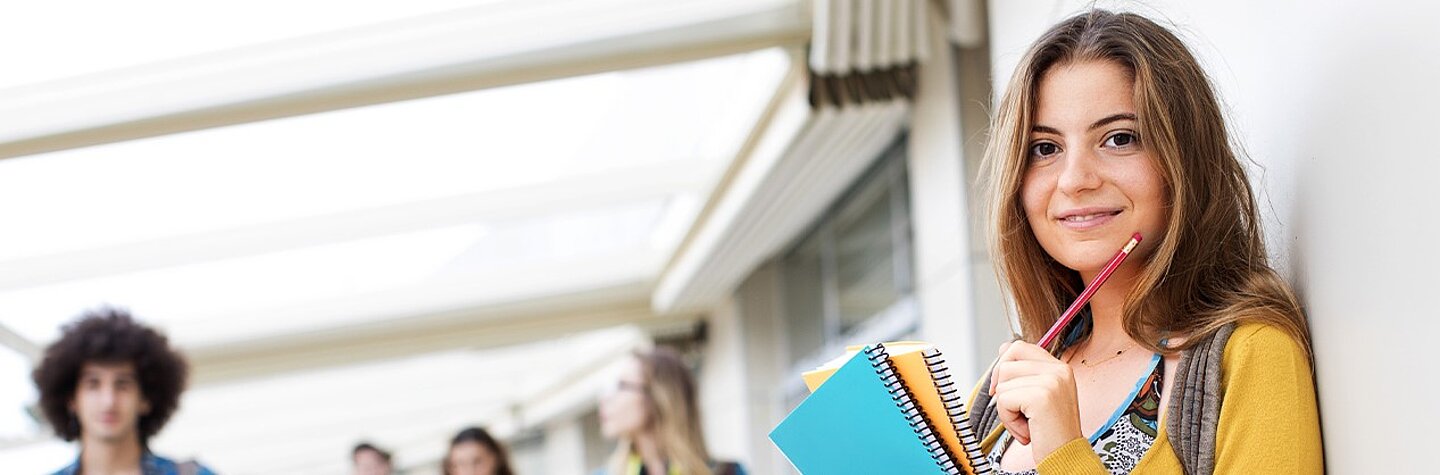 Eine Frau bereitet sich mit iQ Lingua auf eine Englisch-TOEIC-Prüfung vor