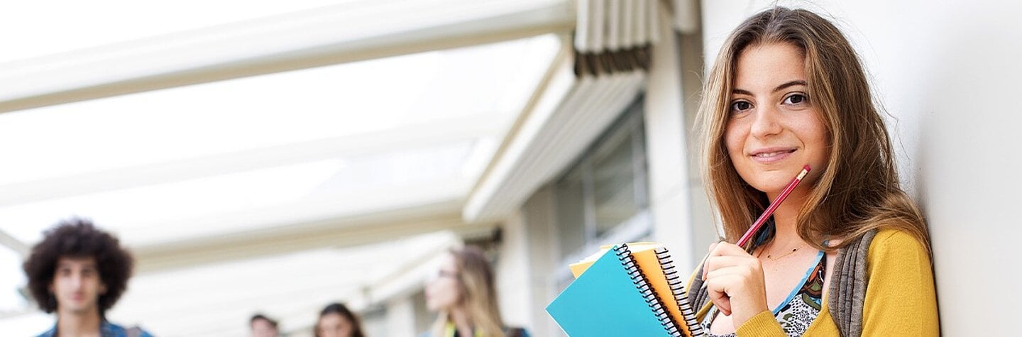 Eine Frau bereitet sich mit iQ Lingua auf eine Englisch-TOEIC-Prüfung vor