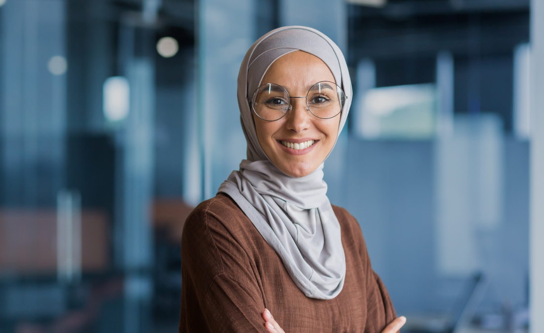 Eine Frau freut sich über Lernerfolge im Berufssprachkurs B1 bei iQ Lingua