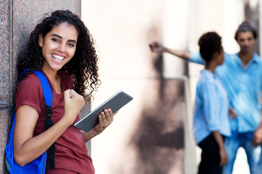 A woman is happy about learning successes in the German course at iQ Lingua Hamburg