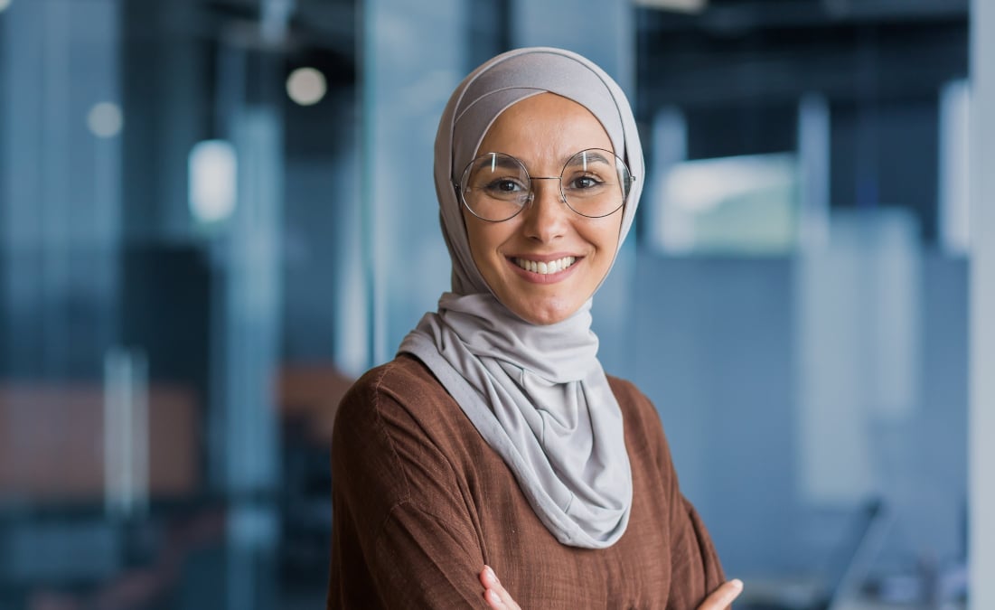 A woman is happy about learning successes in the German course at iQ Lingua Stuttgart