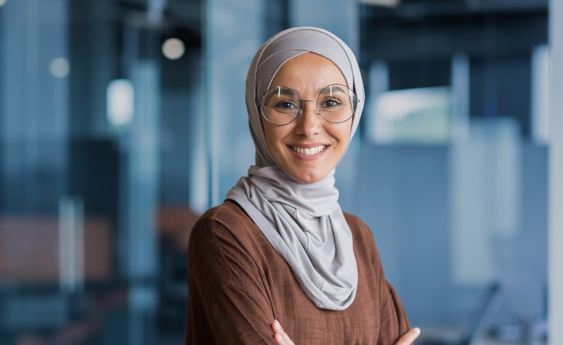 A woman is happy about learning successes in the German integration course in Mainz