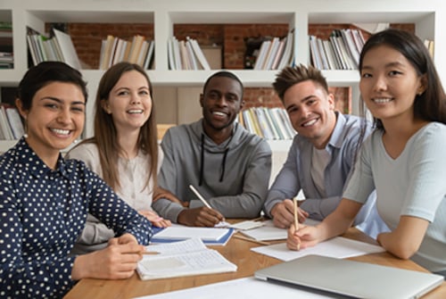 Eine Gruppe lernt gemeinsam im Deutsch-Intensivkurs bei iQ in Gelsenkirchen