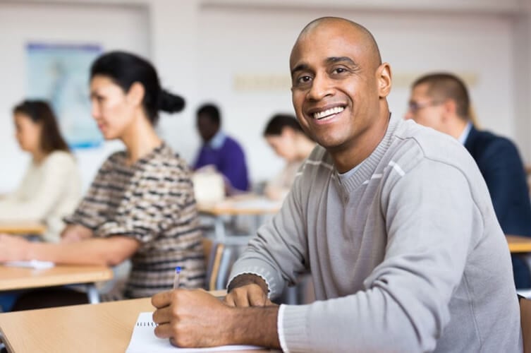 Ein Mann nimmt an einer Englischzertifikatsprüfung an der Sprachschule Stuttgart teil